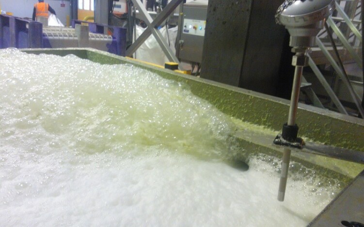 Když pěna brzdí výrobu: tichý problém, který stojí čas, peníze i výkon